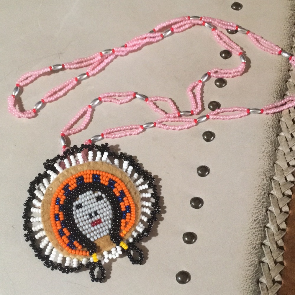Vintage 70’s, Adorable hand beaded necklace. Native American Apache art.
